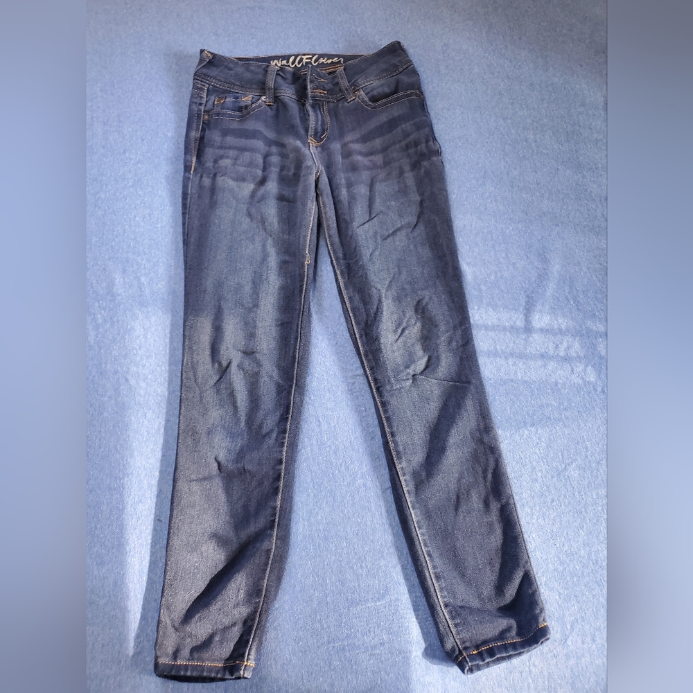 Size 9 stretchy Wallflower jeggings